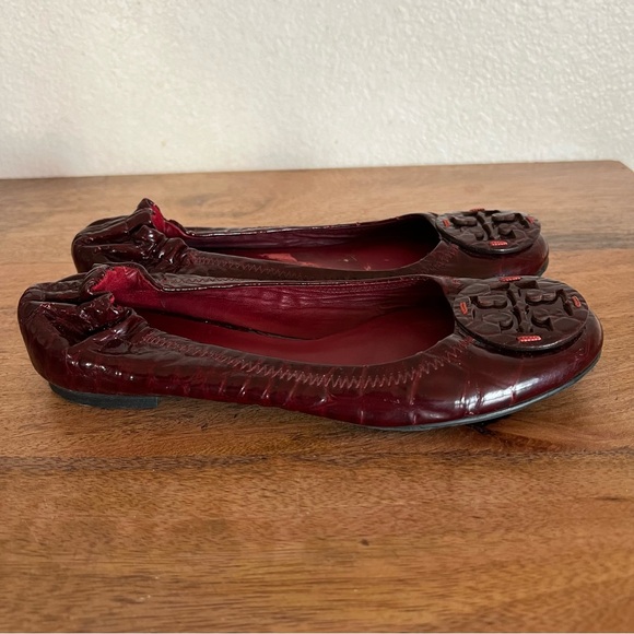 Tory Burch Reva Crocodile Embossed Cranberry Leather Flats Size 5 M - Picture 2 of 15